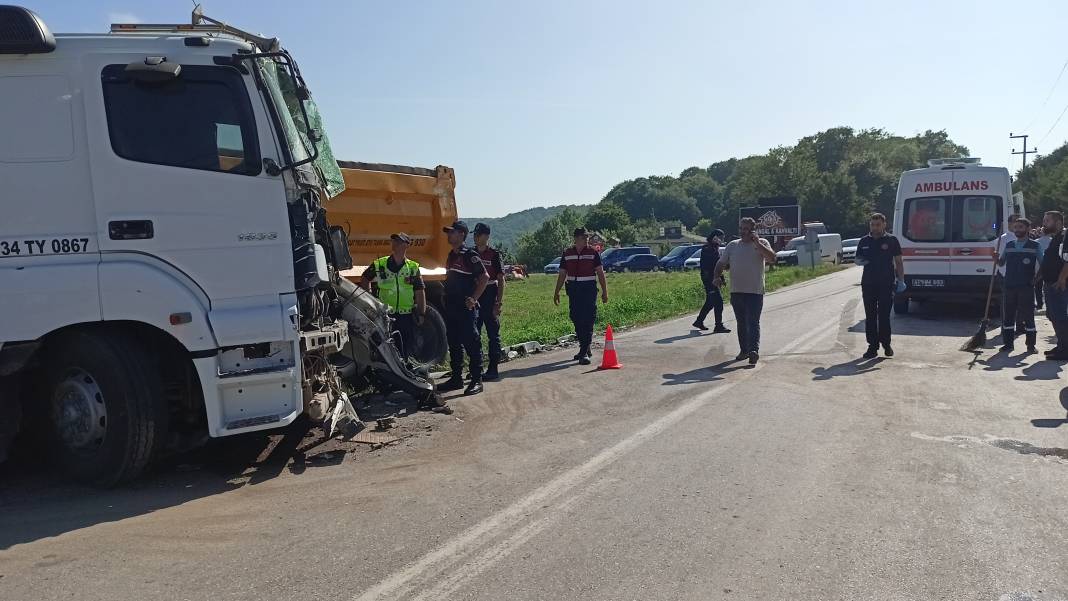 Tır ile servis midibüsü kafa kafaya çarpıştı: 1'i ağır 26 yaralı 22